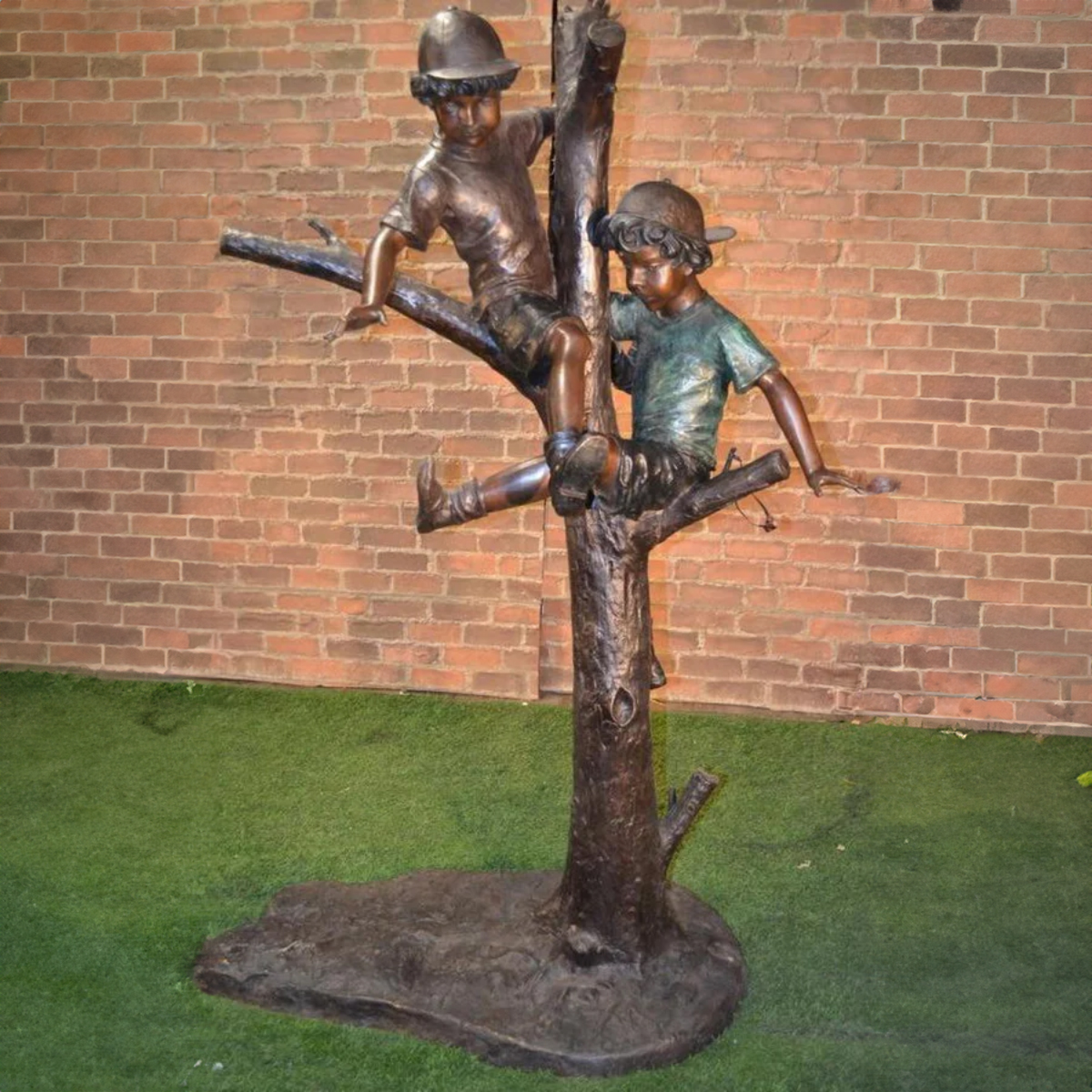 Jungen am Baum Statue