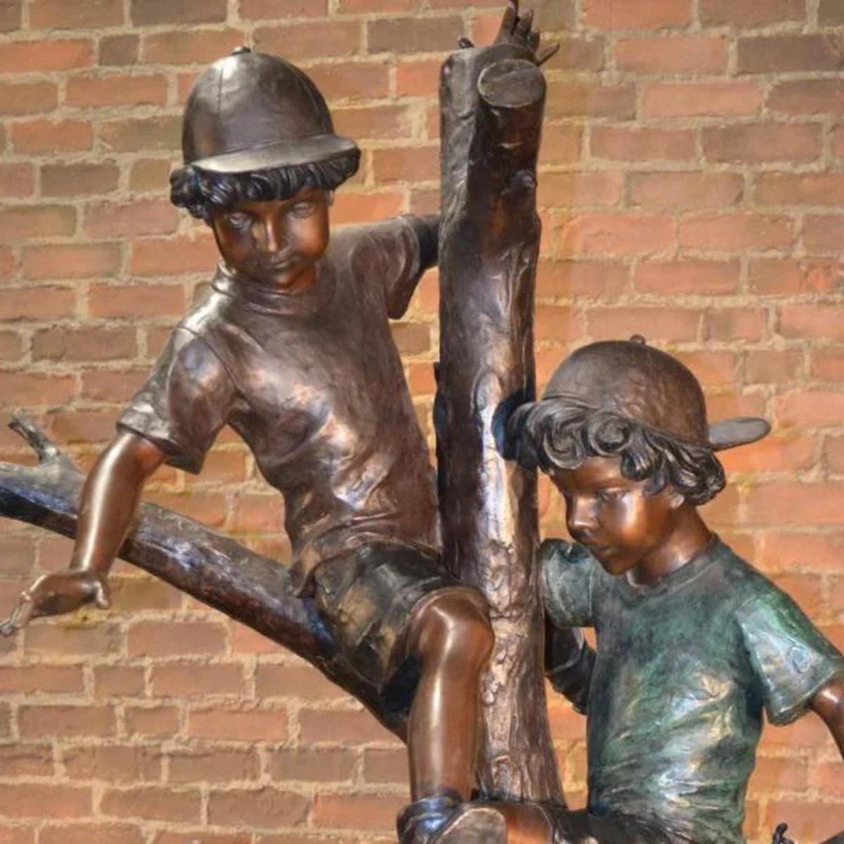 Jungen am Baum Statue