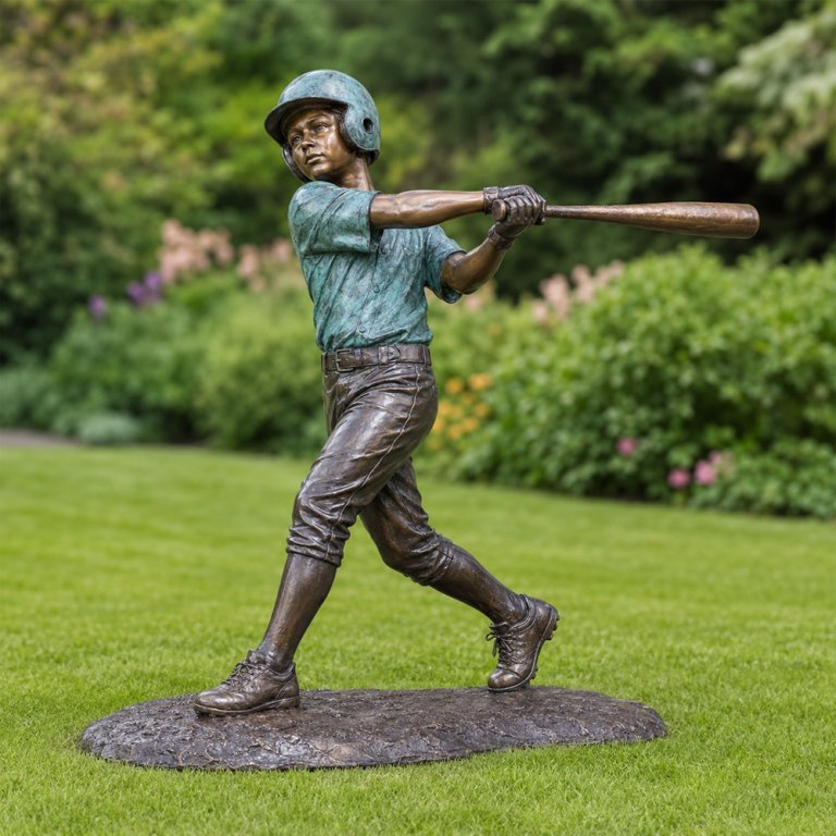 Vista frontal del swing de la estatua de jardín de jugador de béisbol de bronce