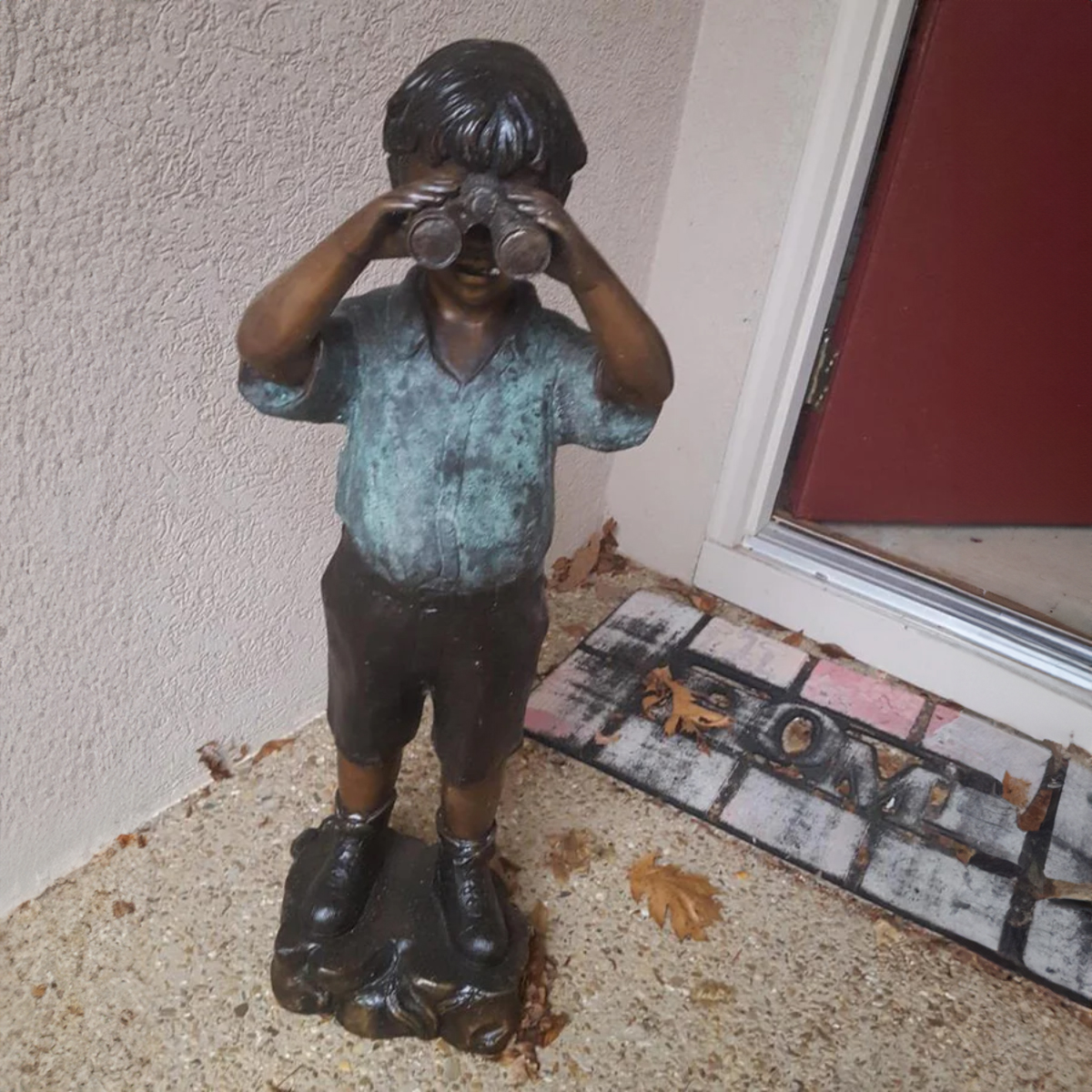 Bronzestatue eines neugierigen Jungen
