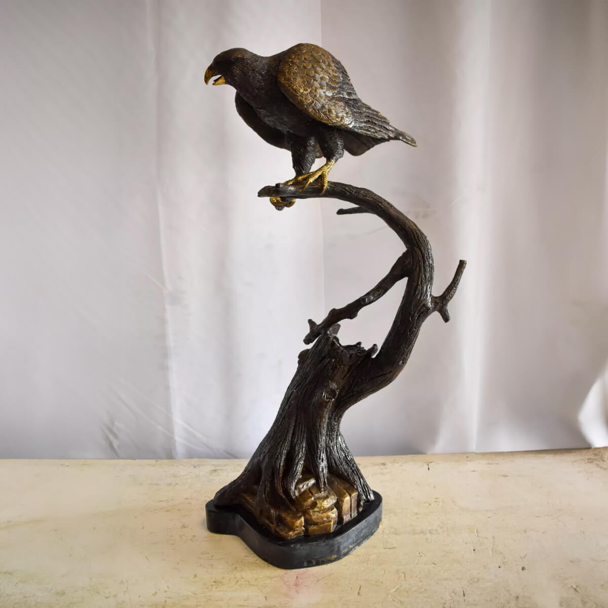 Estatua de Halcón de Bronce