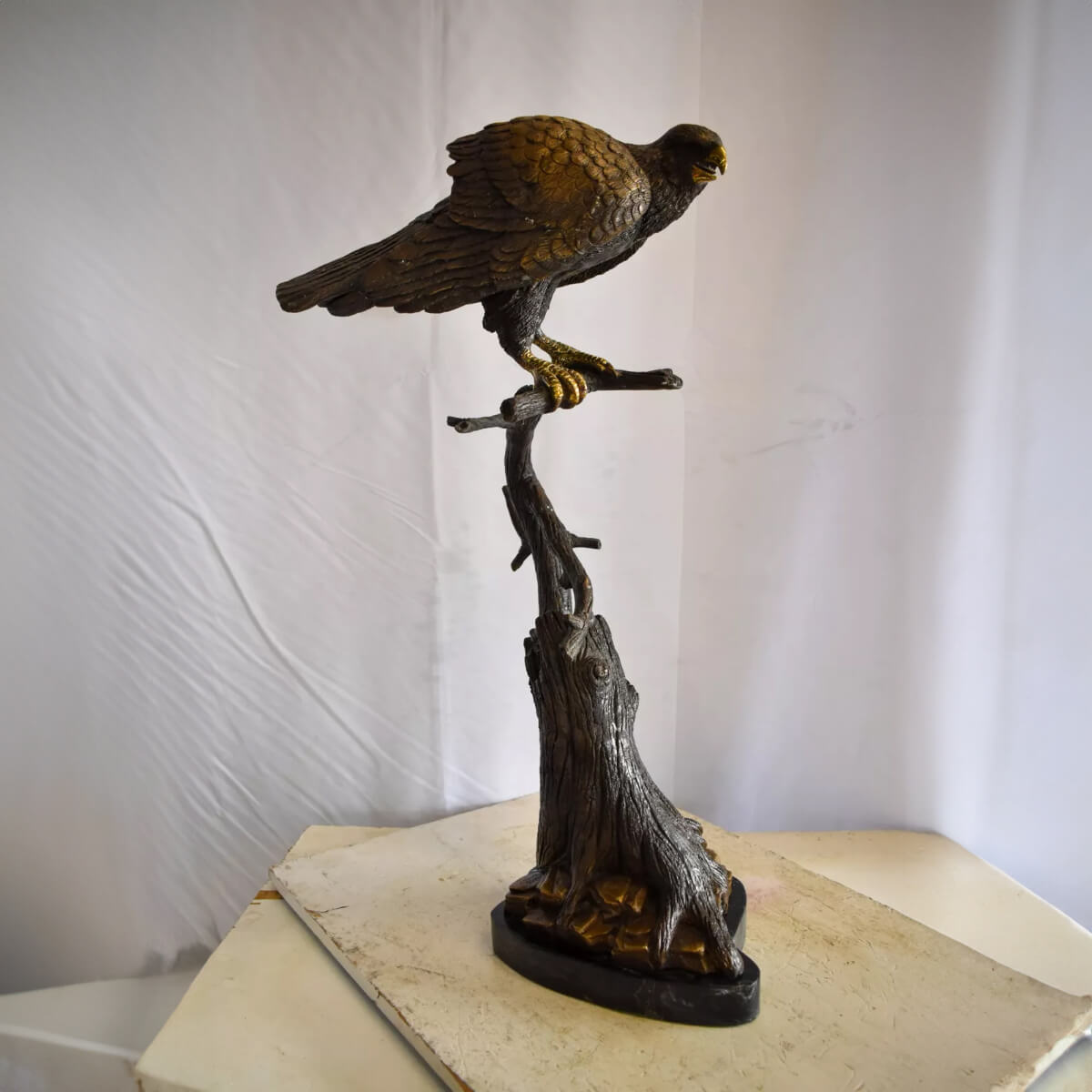 Estatua de Halcón de Bronce