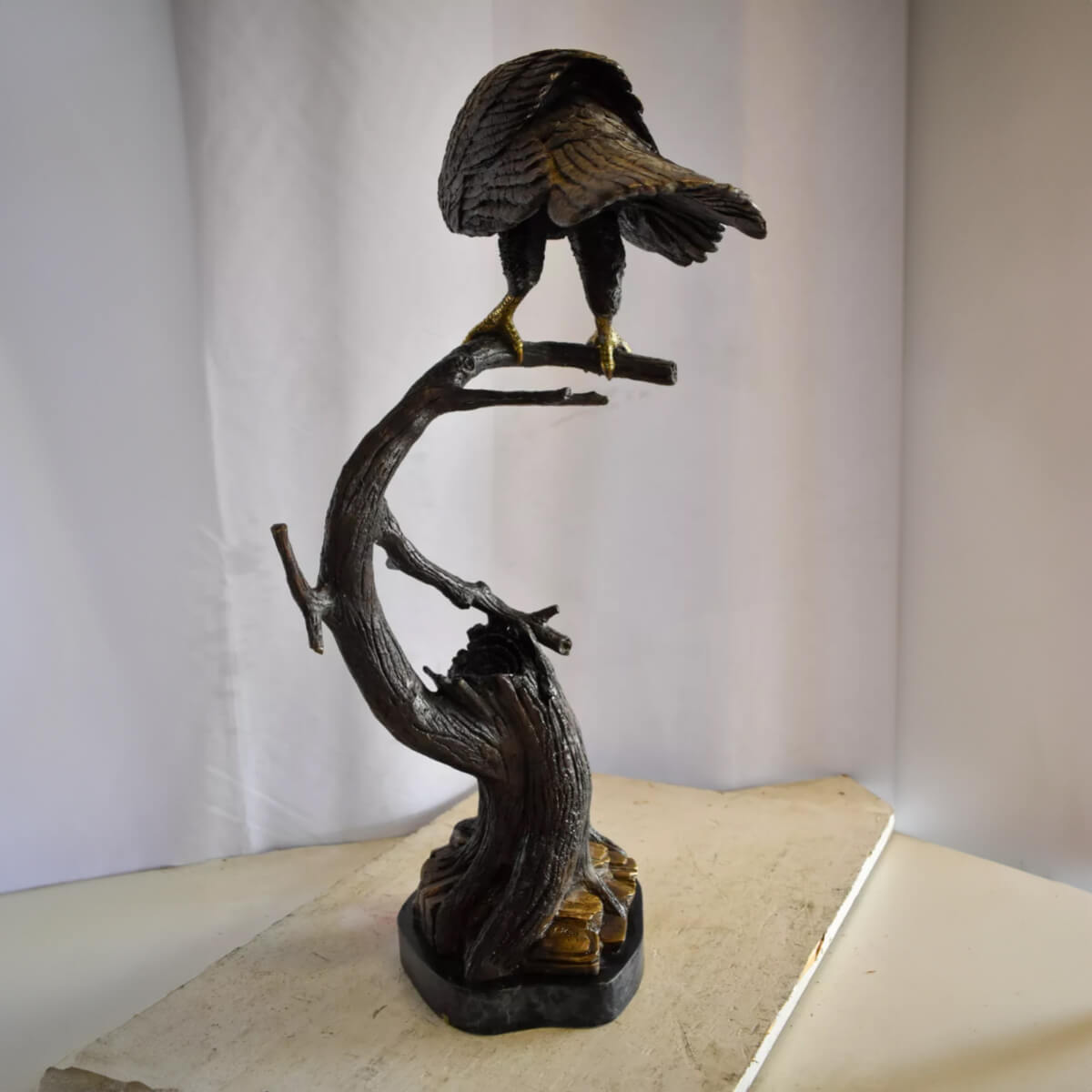 Estatua de Halcón de Bronce