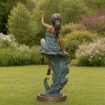 Statue en bronze d'une fille avec un papillon, vue de côté