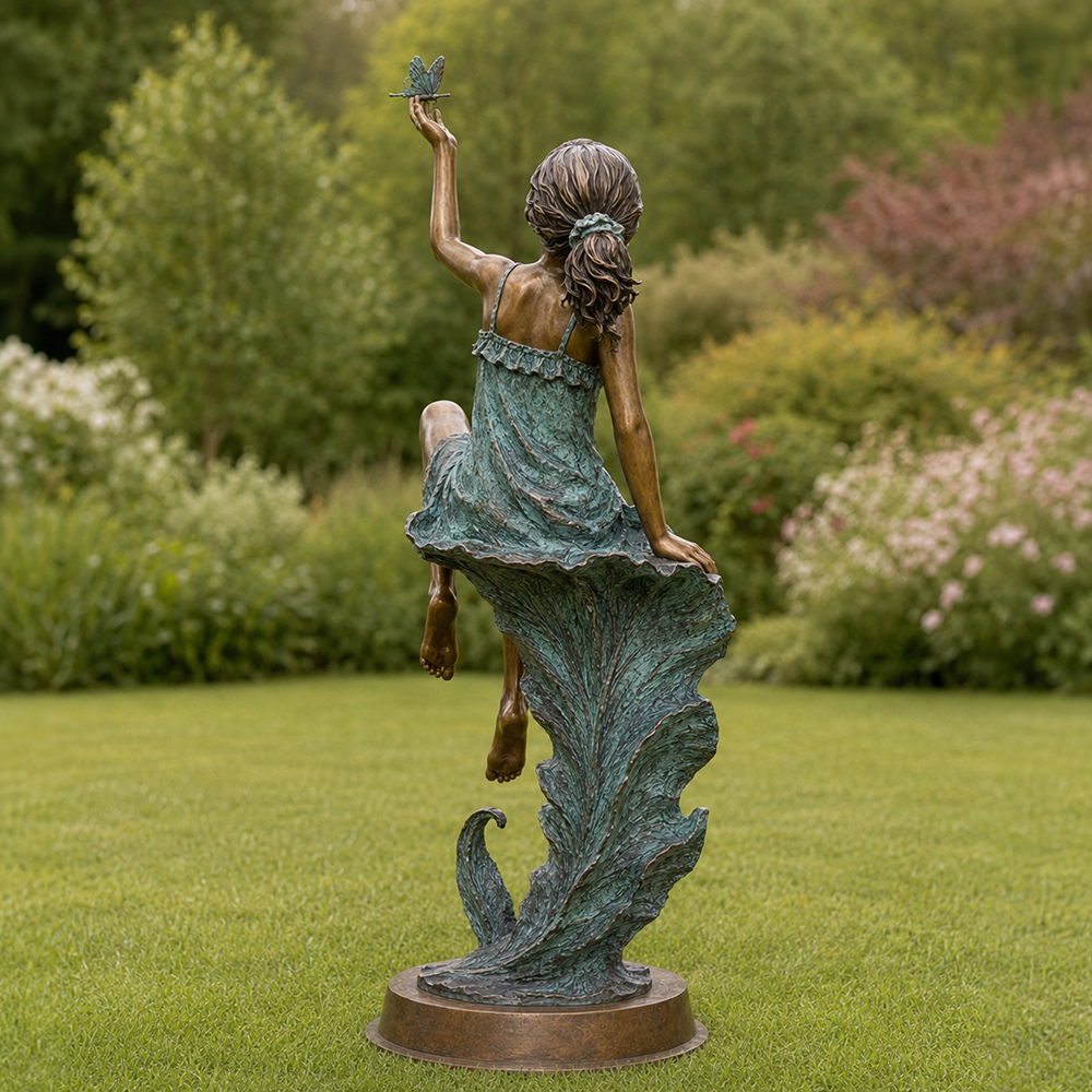Statue en bronze d'une fille avec un papillon, vue de côté
