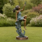 Statue en bronze d'une fille avec un papillon, vue de côté