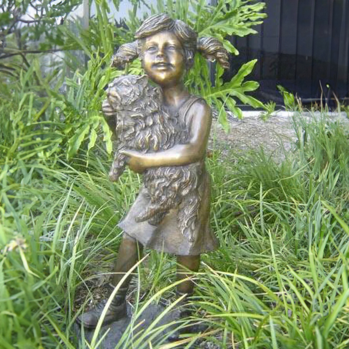 Mädchen und Katzenstatue