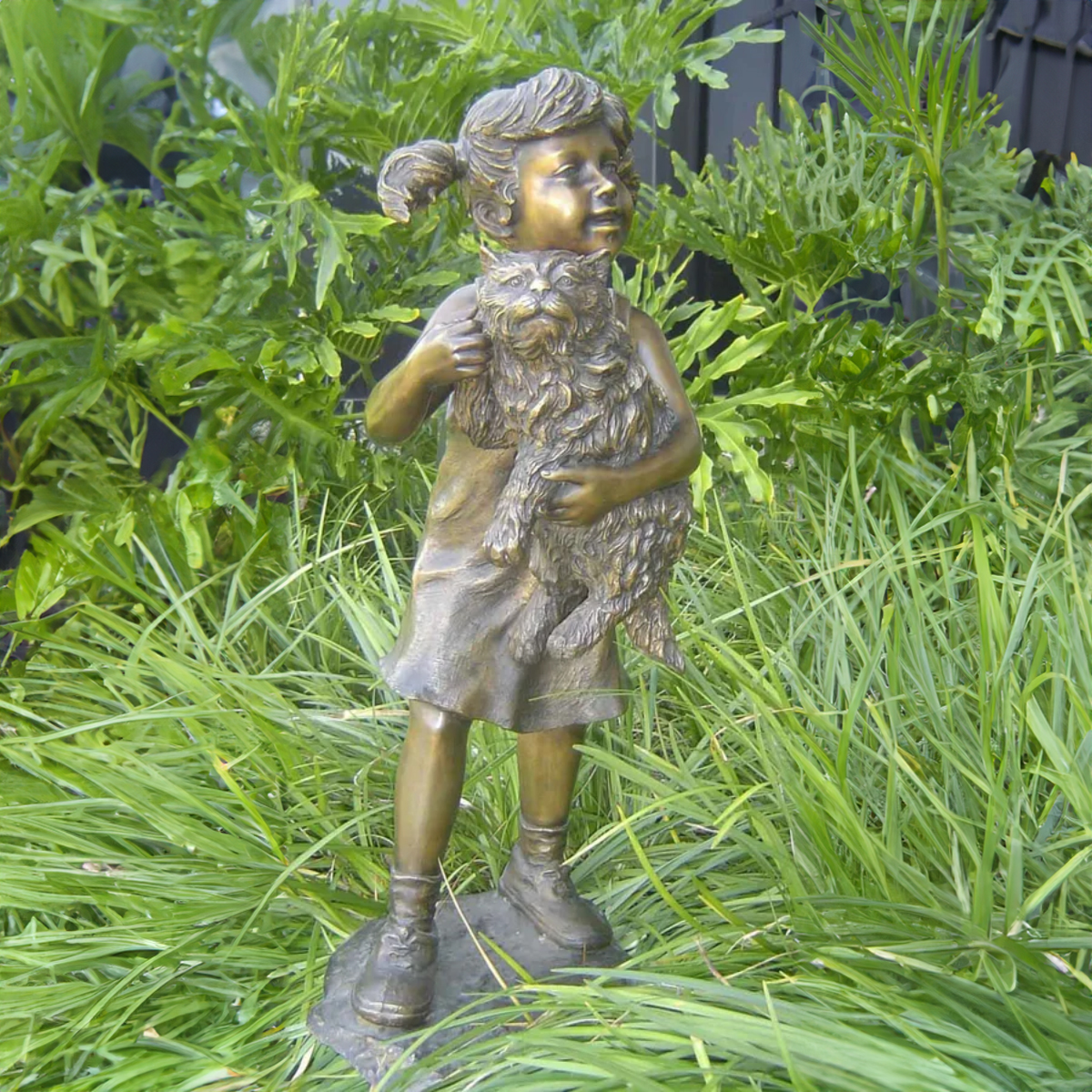 Mädchen und Katzenstatue