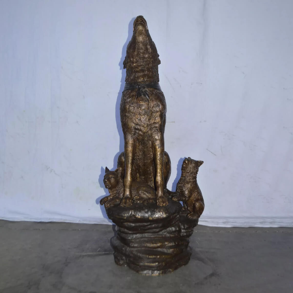 Figurilla de Lobo Aullador