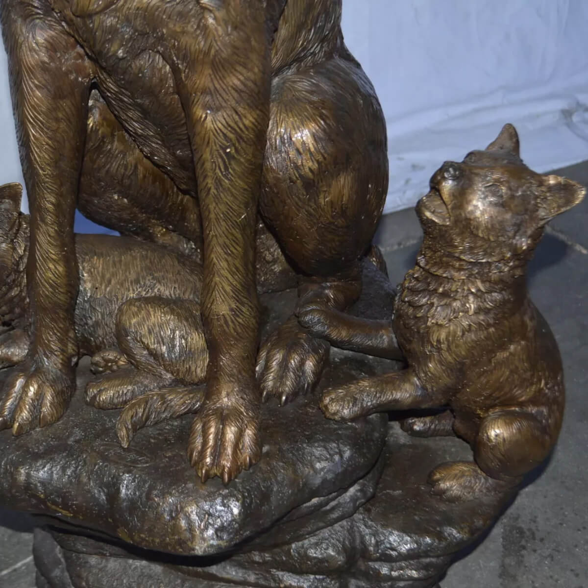 Figurilla de Lobo Aullador