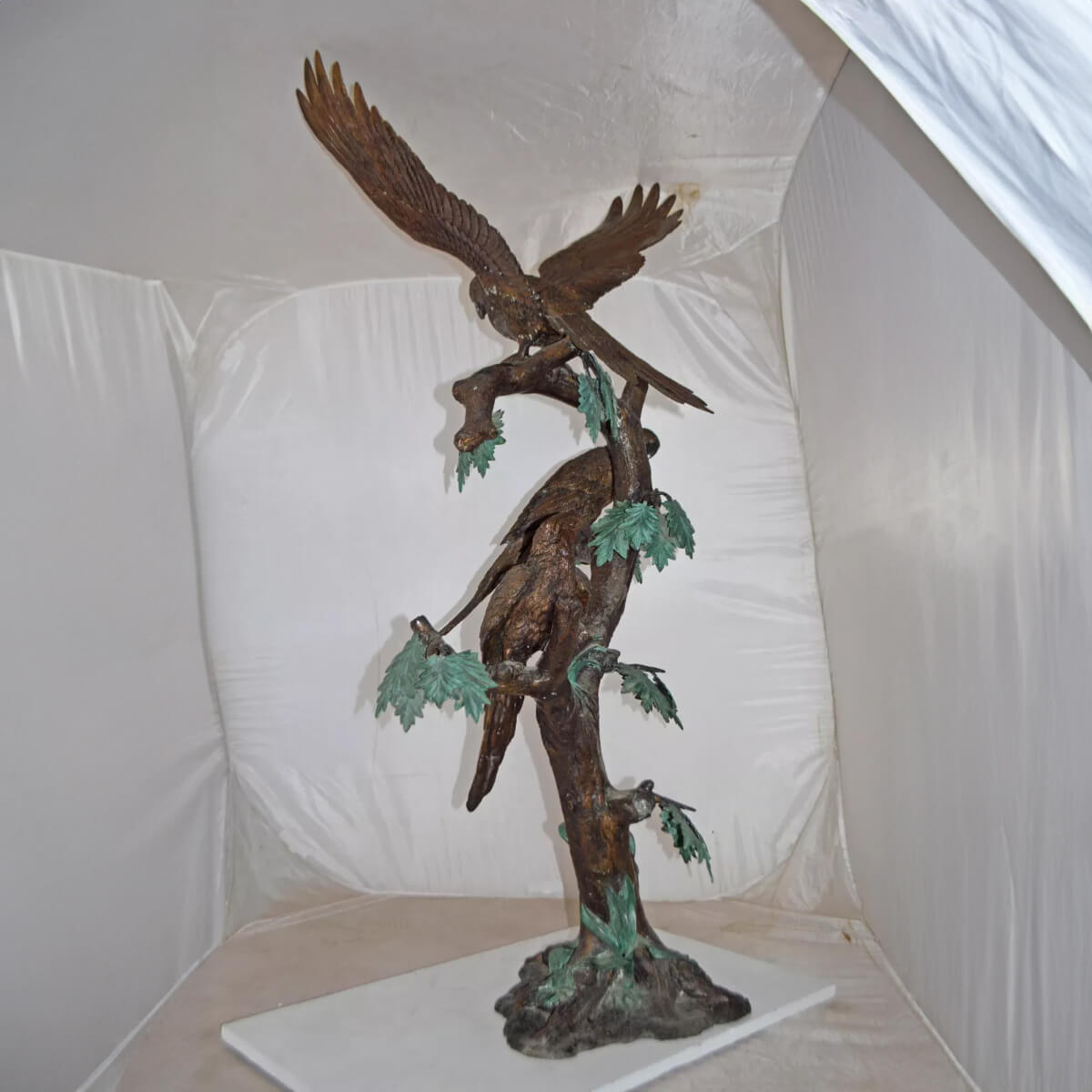 Papageienstatuen Garten