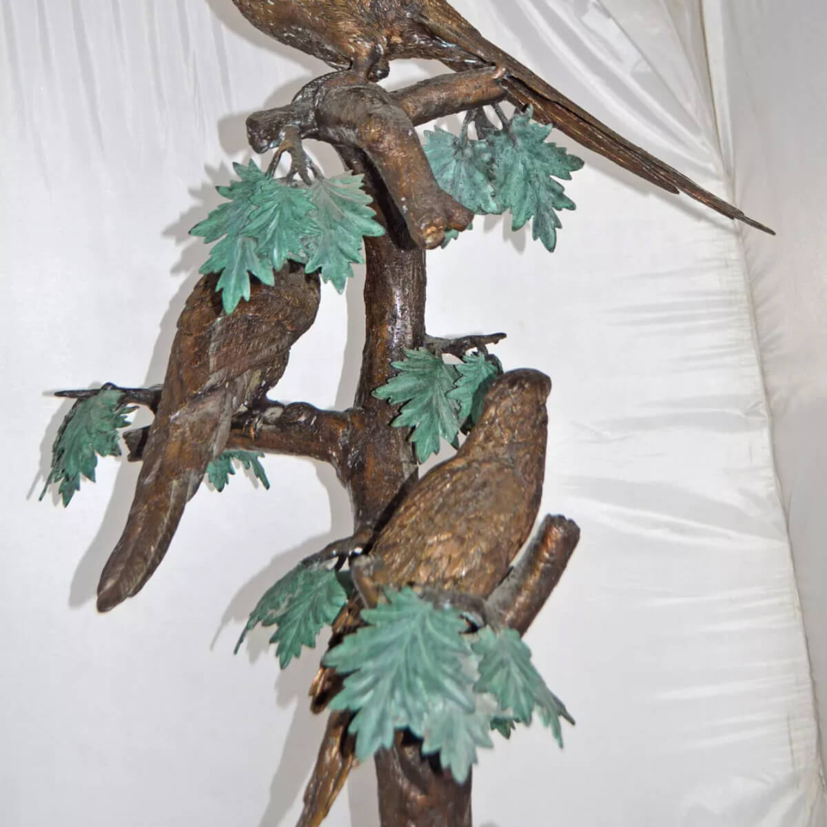 Papageienstatuen Garten