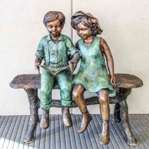 Deux enfants lisant statue