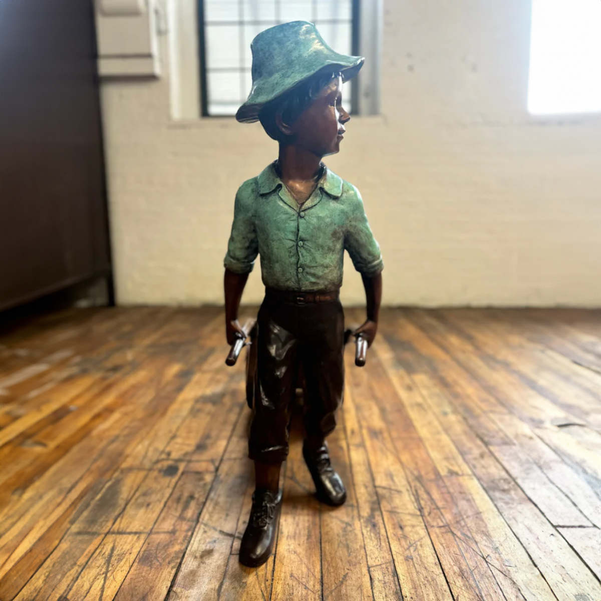 Vintage Bronze Bauernjunge mit Schubkarre