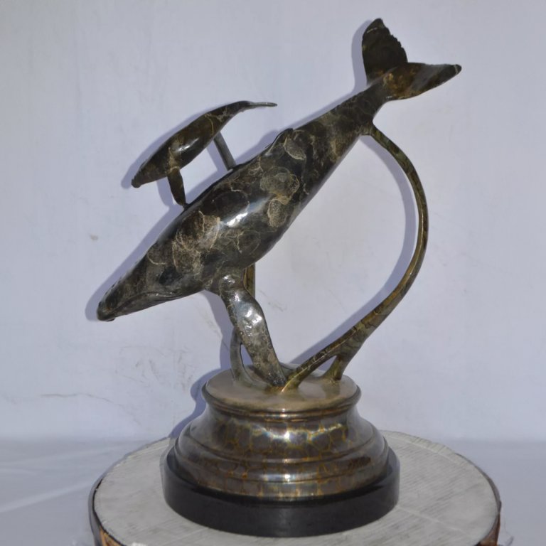 Scultura in bronzo di balena