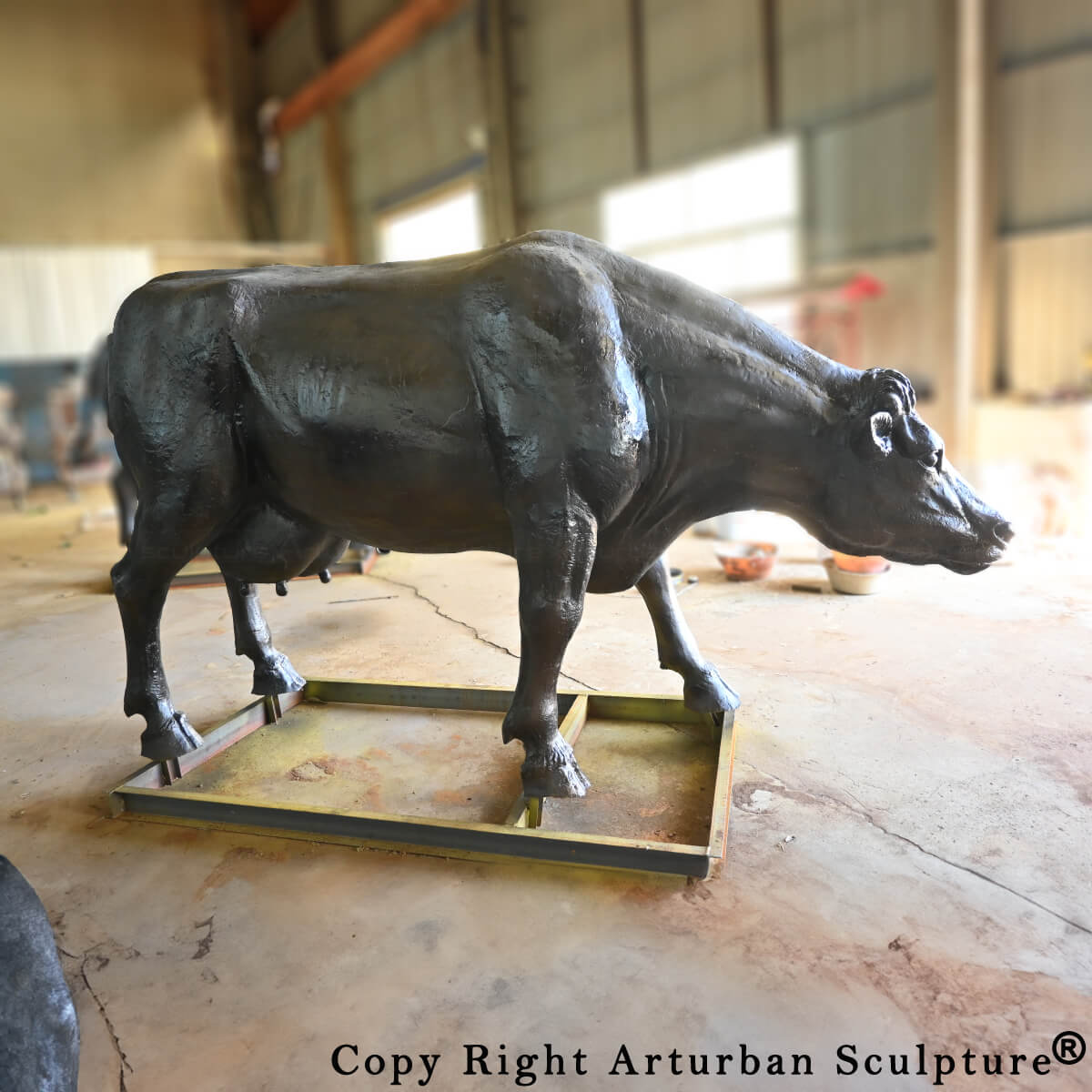 Statua di mucca a grandezza naturale