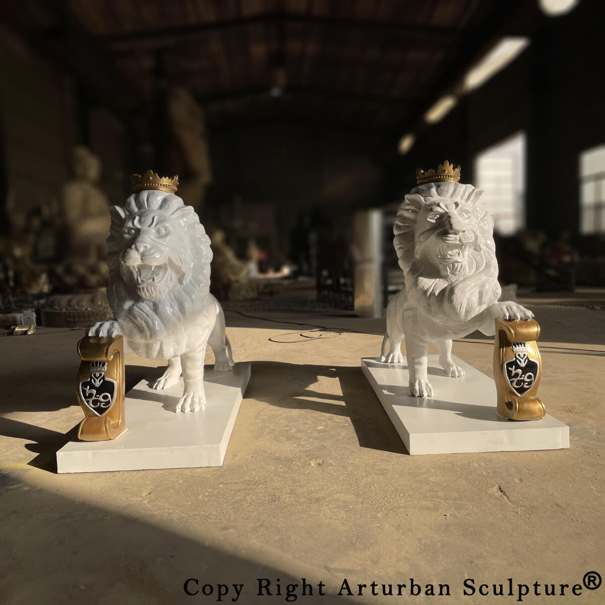 Statua di Leone con Corona