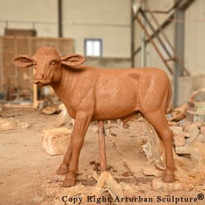molde de arcilla de la estatua de ternero