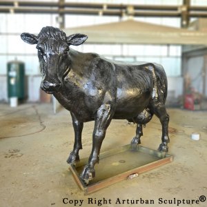 Metallkuhstatue