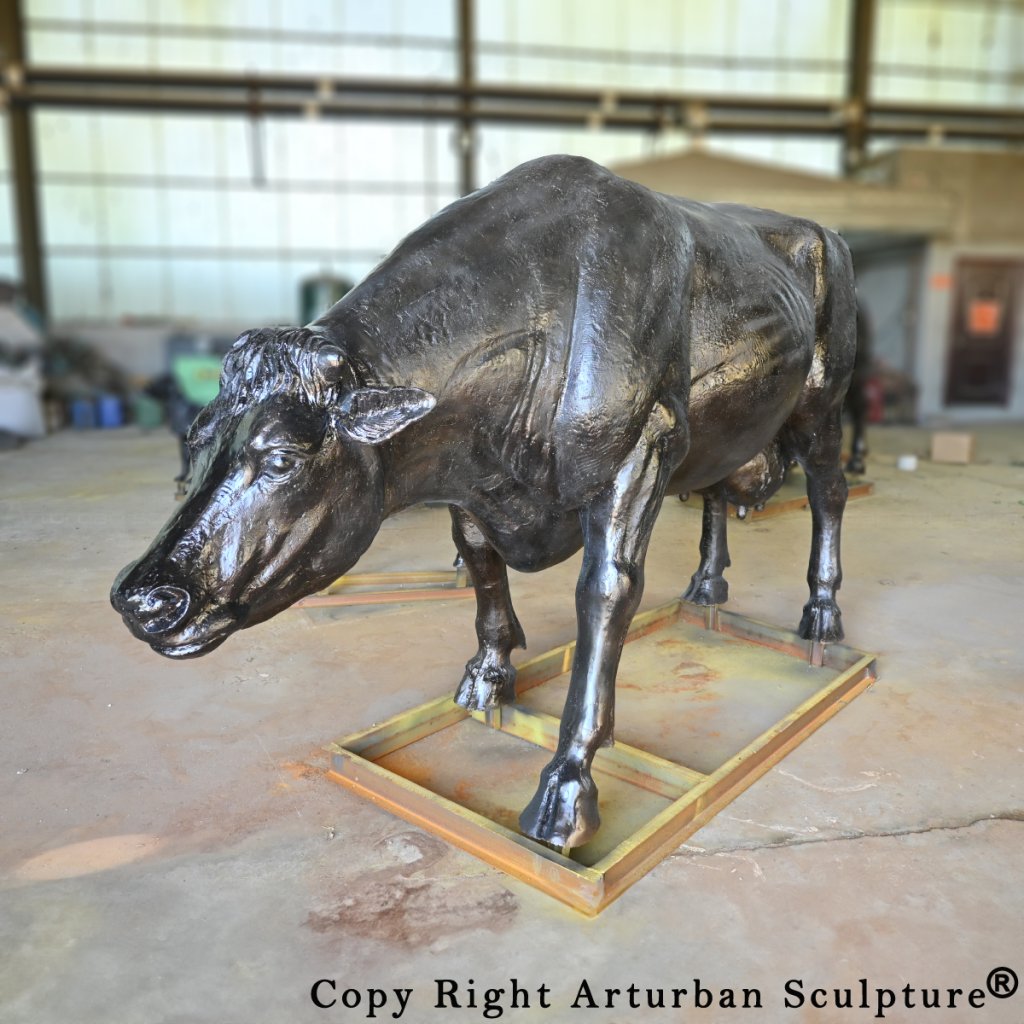 Metallkuhstatue