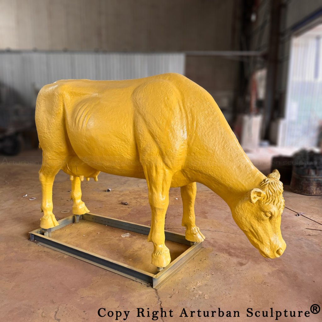 die Farbe für die lebensgroße Kuhstatue erstellen
