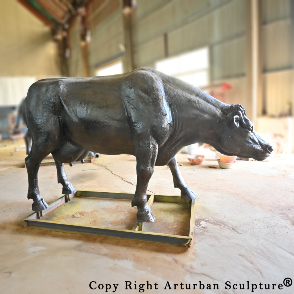 Metallkuhstatue