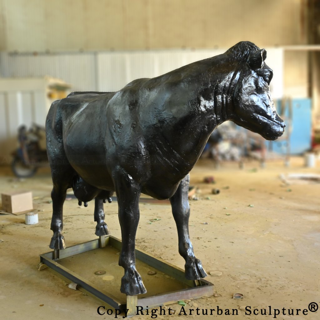 Metallkuhstatue
