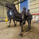 Estatua de Camello de Bronce con jorobas detalladas