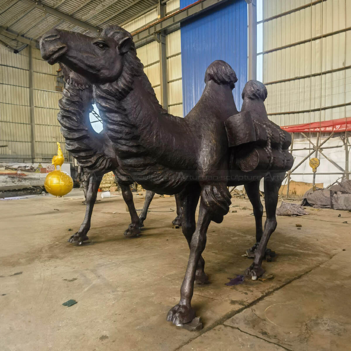 Estatua de Camello de Bronce con jorobas detalladas