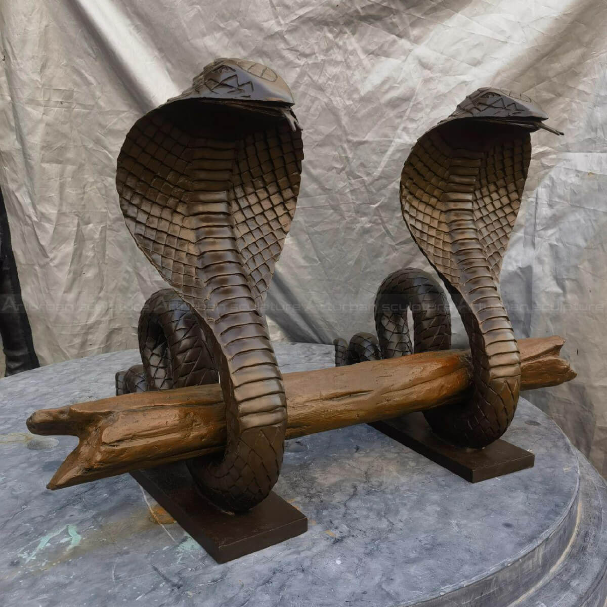 Estatua de Cobra Egipcia de Bronce con dos serpientes enrolladas