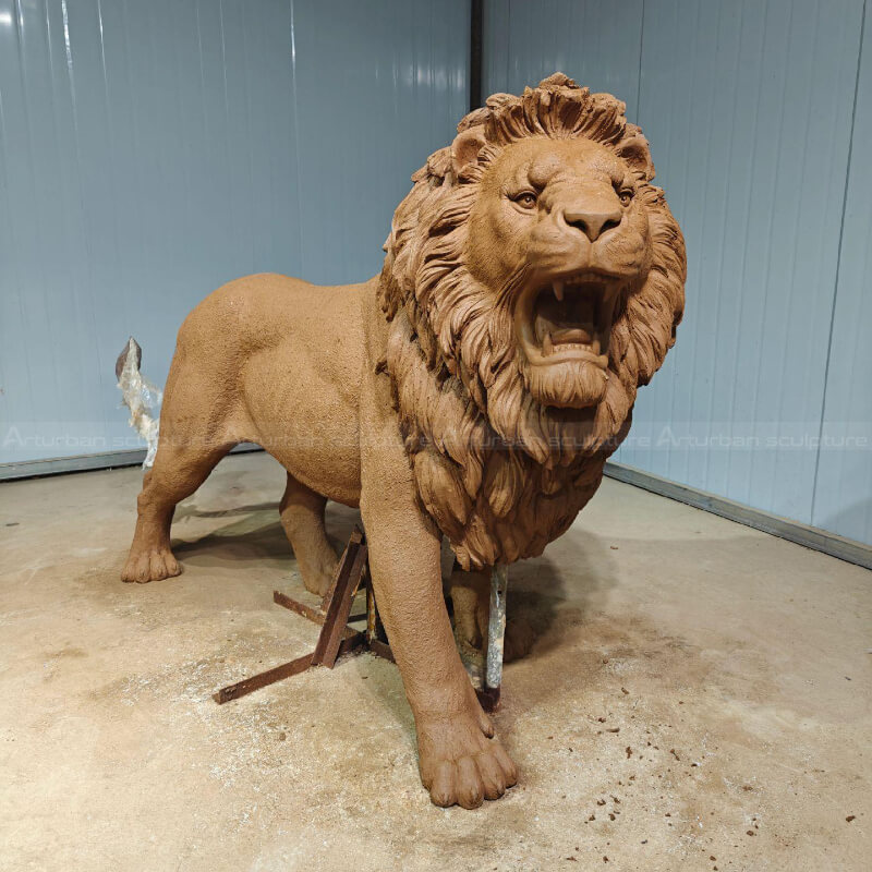 Scultura in argilla di un Leone a grandezza naturale