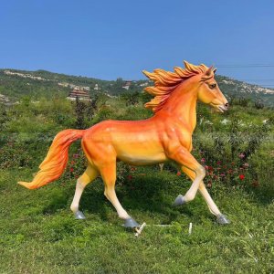 تمثال حصان برتقالي ناري واقعي يركض