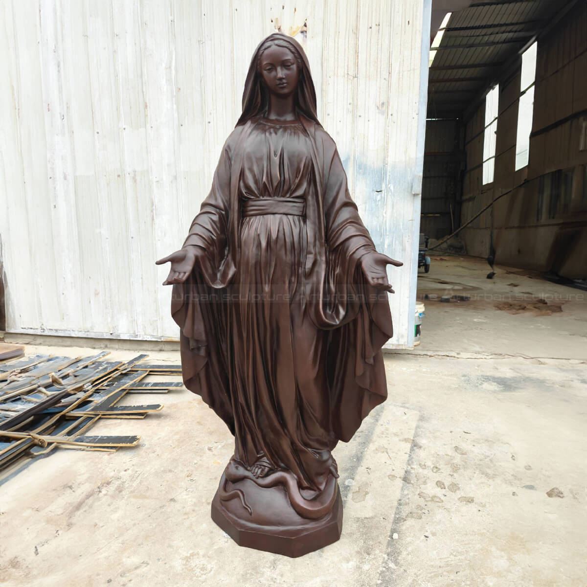 Statue de la Vierge Marie pour jardin extérieur debout avec grâce