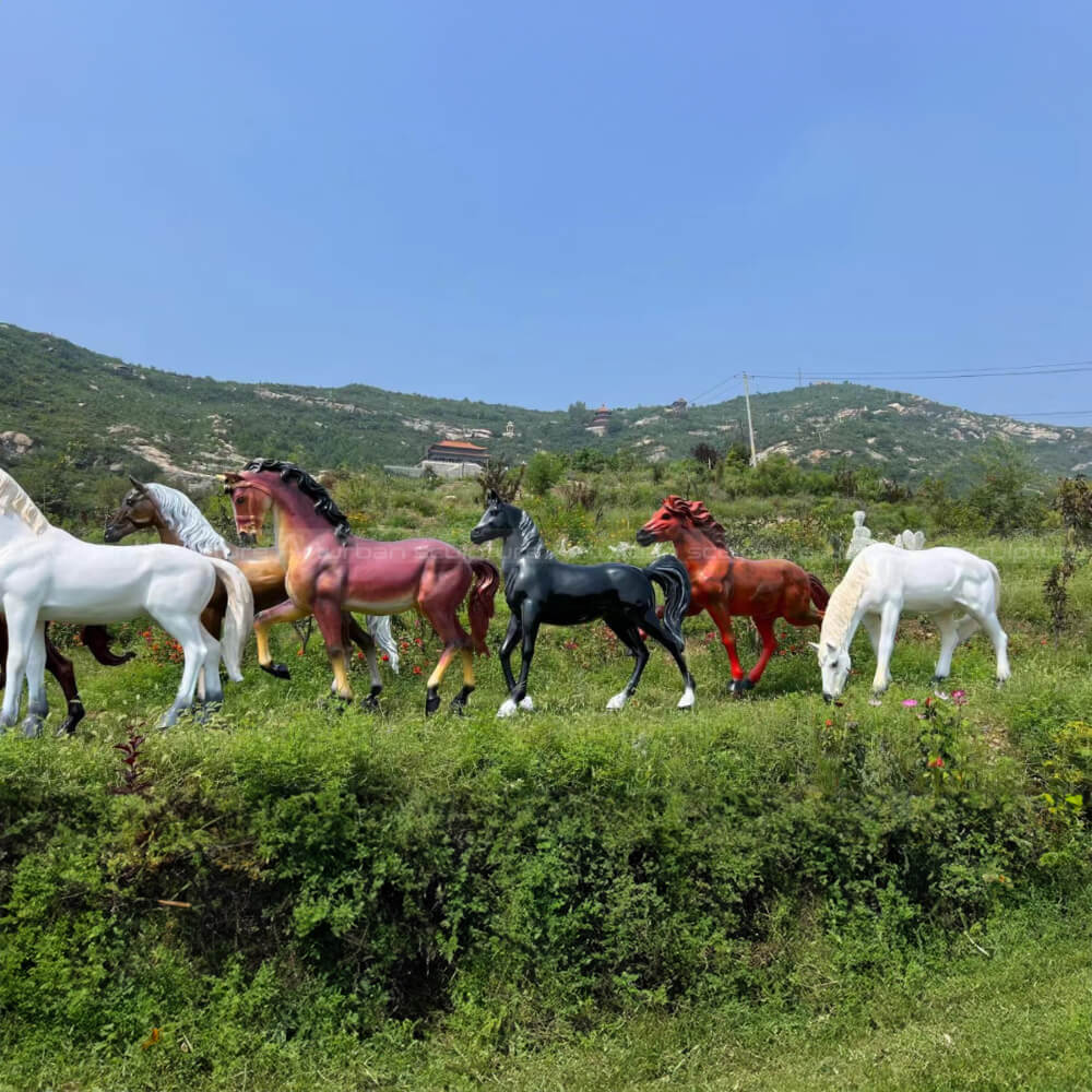 um grupo de estátua de cavalo realista