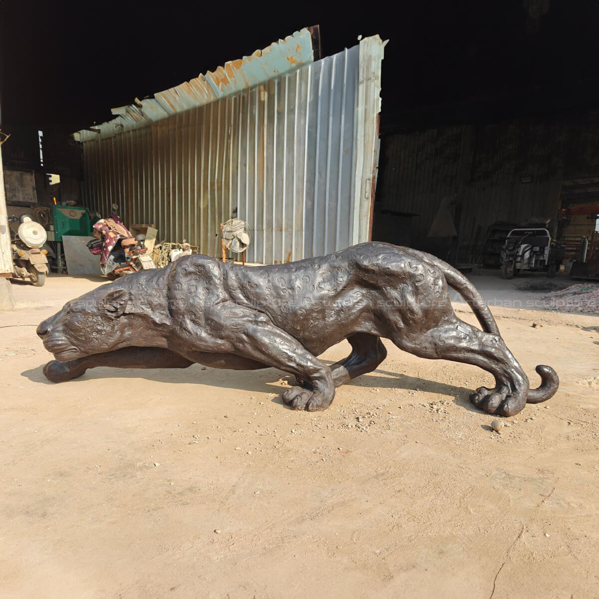 estatua de Jaguar Animal de bronce en posición agachada