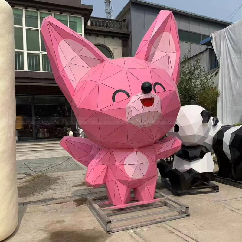 estátua de raposa geométrica rosa de desenho animado