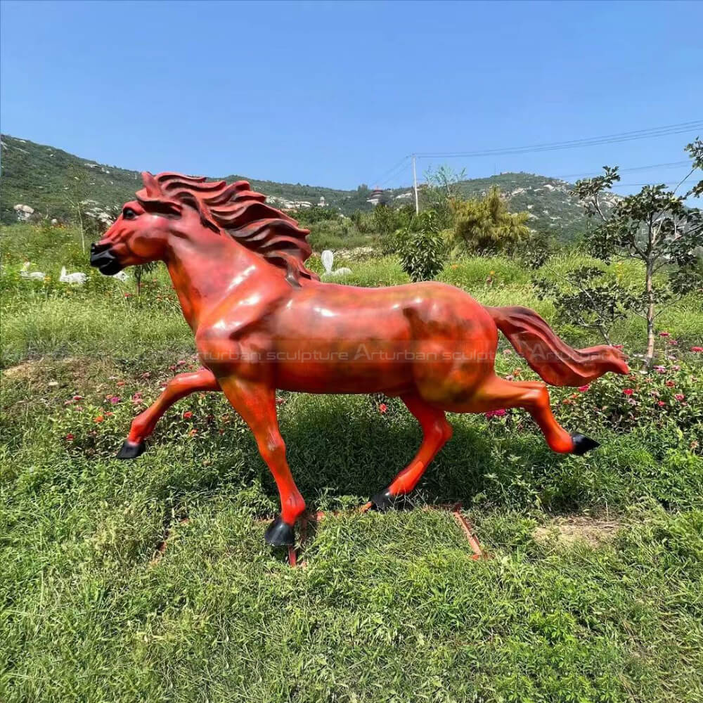 estátua realista de cavalo galopando em fibra de vidro