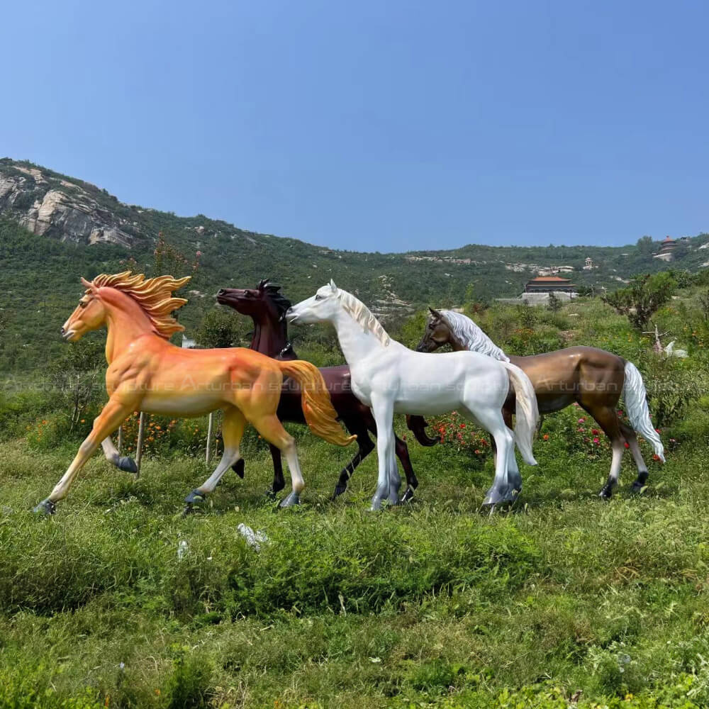 Escultura de Manada de Cavalos em Fibra de Vidro Realista