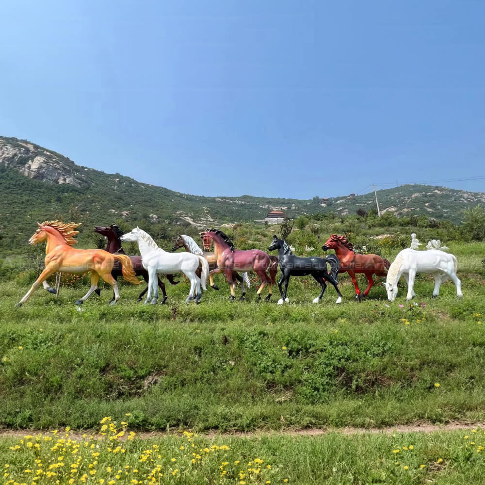 estátua realista de Manada de Cavalos