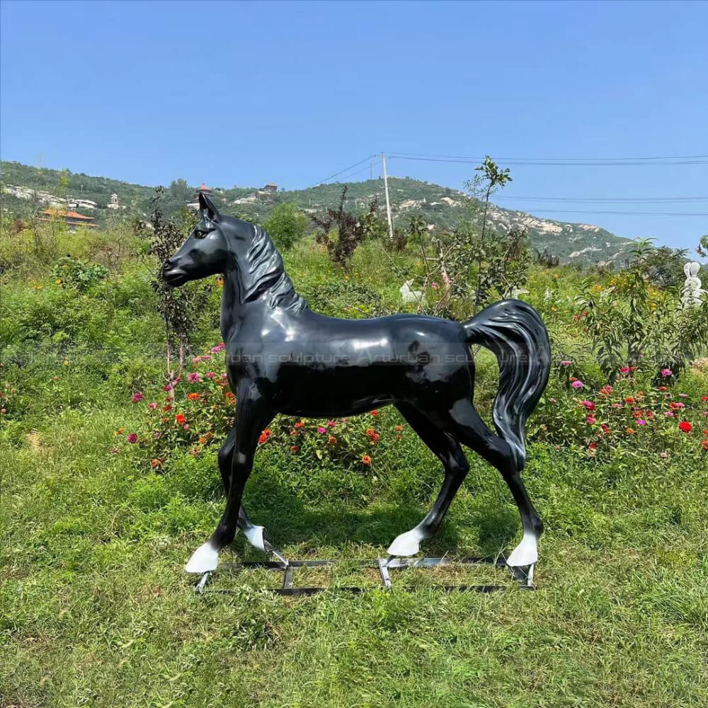 estátua de jardim de cavalo preto realista