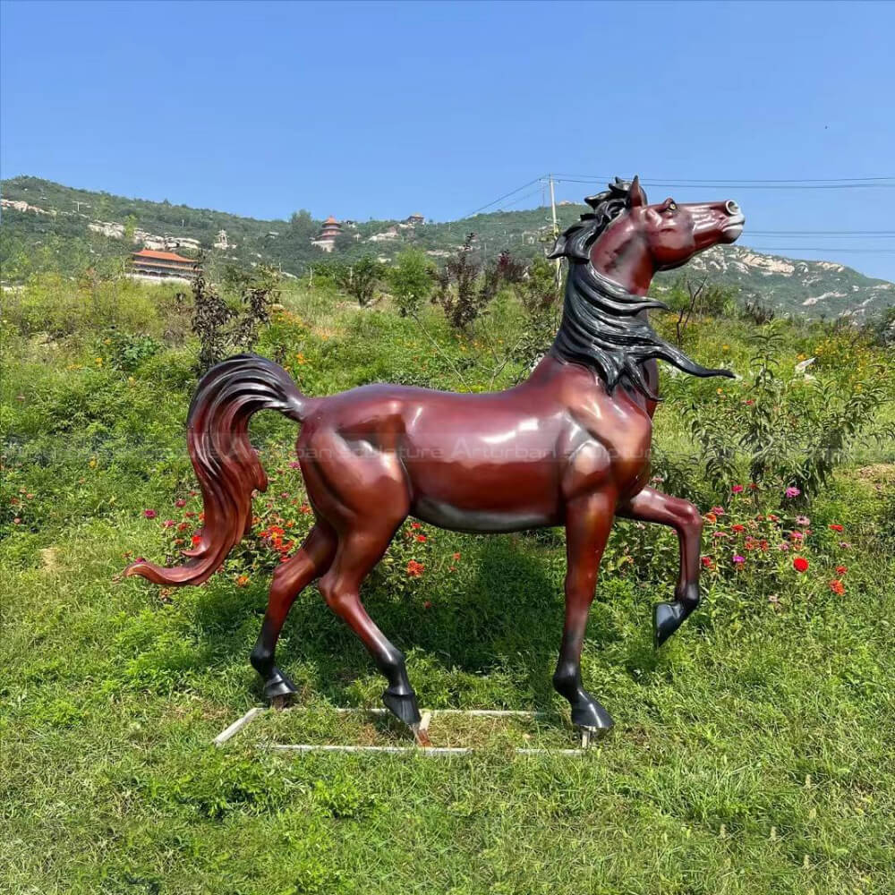 estátua realista de garanhão vermelho escuro com uma perna levantada