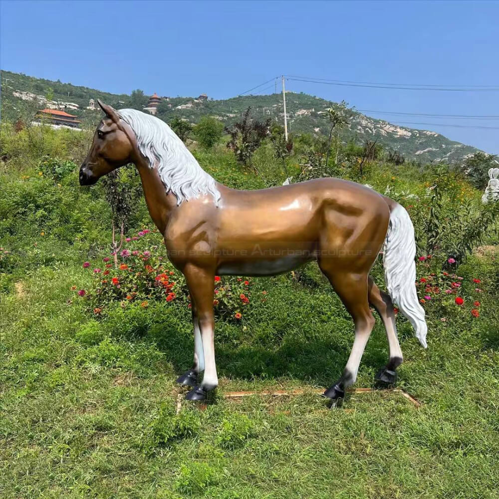 estátua realista de cavalo em pé