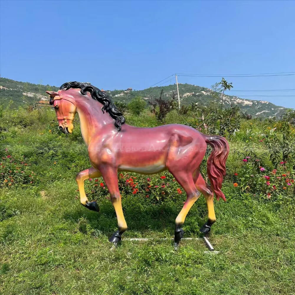 estátua realista de cavalo com uma perna levantada