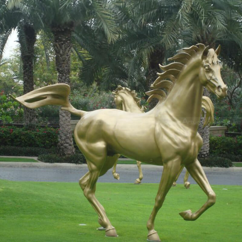 زخرفة حصان عربي ذهبي عداء