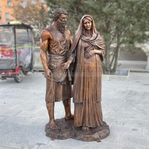 Estatua de San José y María embarazada de pie juntos