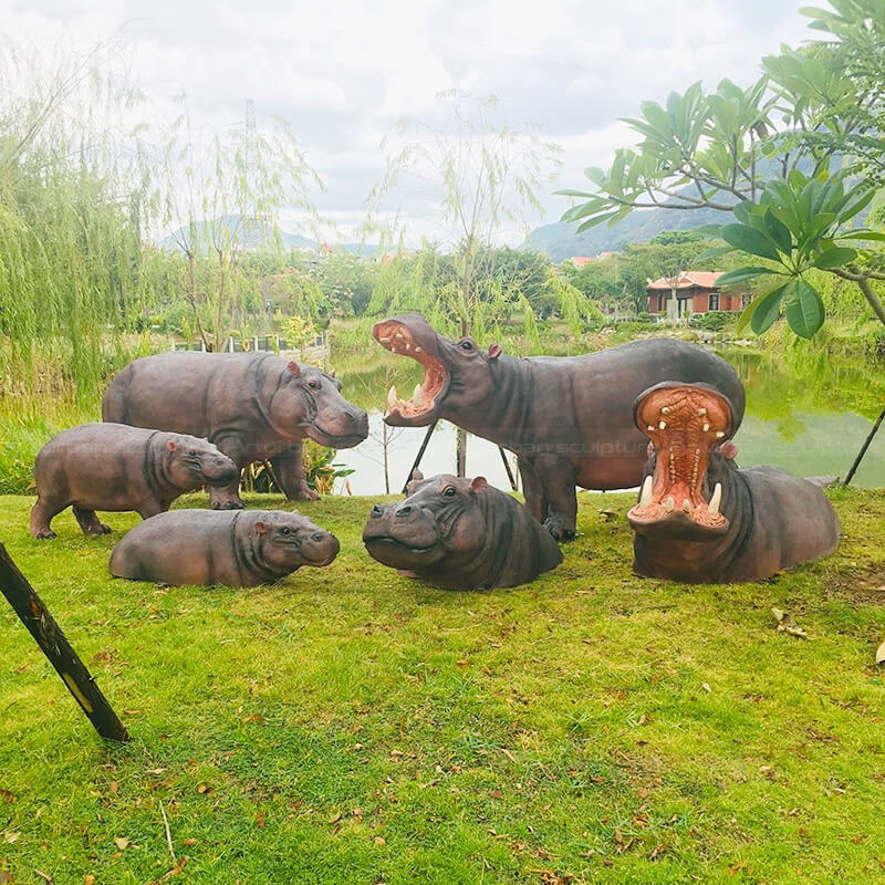 Eine Gruppe Flusspferd-Gartenstatuen