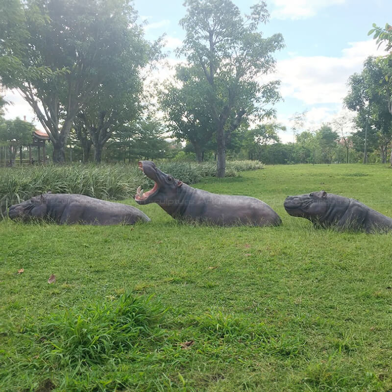 Eine Gruppe realistischer Flusspferd-Gartenstatuen