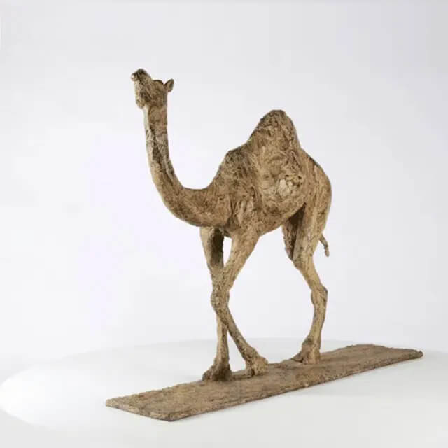 Bronze-Kamelfigurine, die das Kamel in entspannter, aber aufmerksamer Körperhaltung gehend darstellt