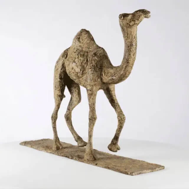 Bronze-Kamelfigurine, elegant gehend mit leicht erhobenem Hals