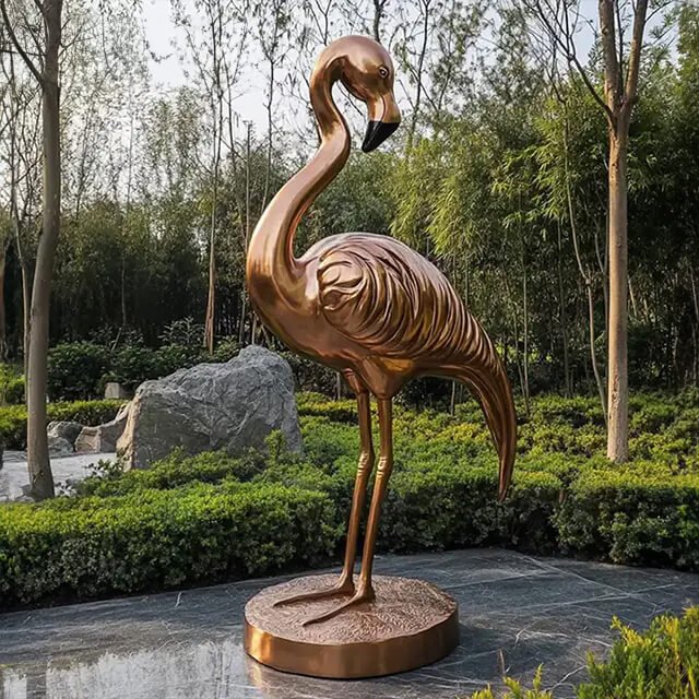 Scultura di Fenicottero in Bronzo in posa con la testa girata